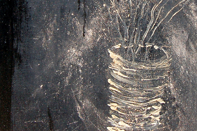 Bouquet de fleurs noires au rideau noir